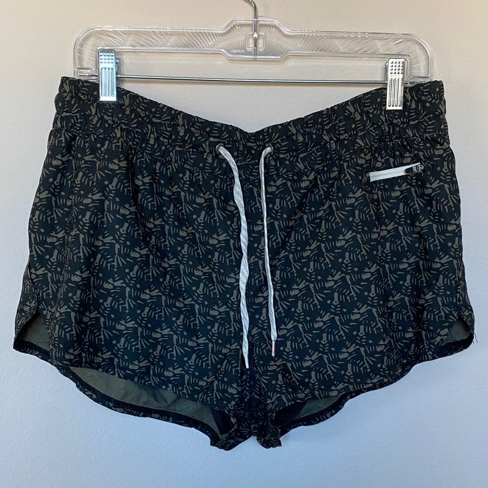 Vuori Lined Print Shorts
